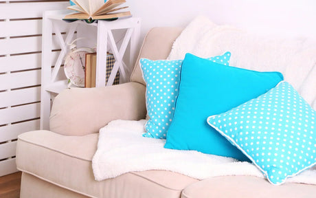 Comment mettre son plaid sur le canapé