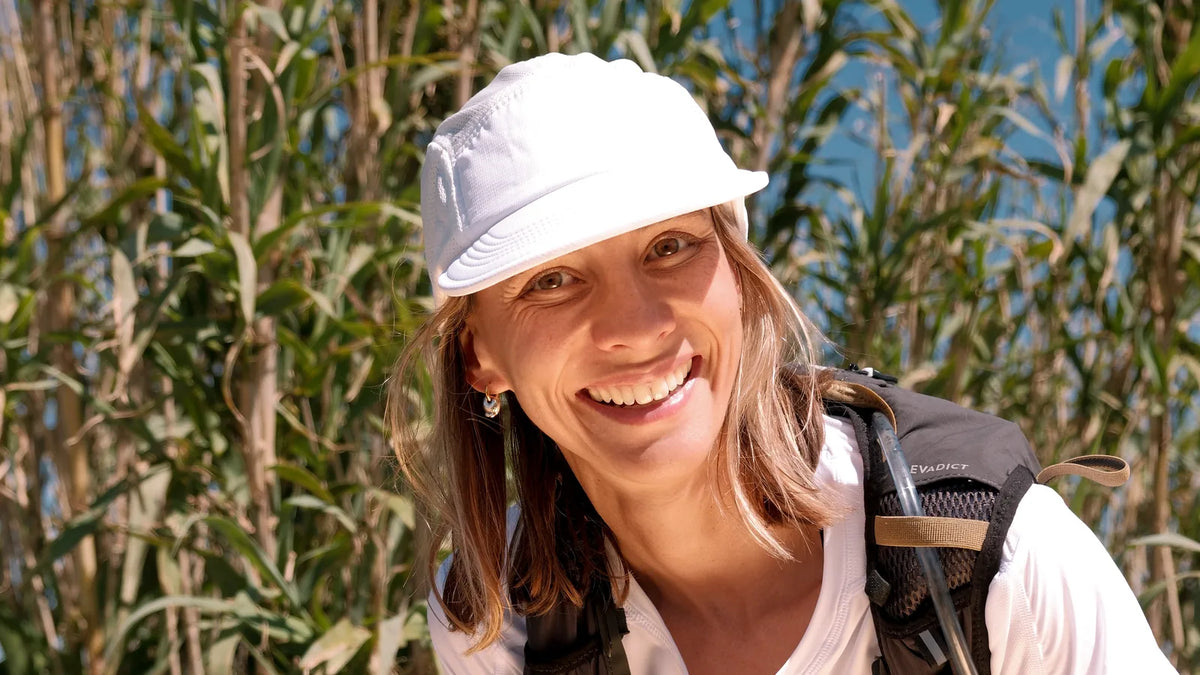 randonnée canicule marcheuse avec casquette et sac à dos en plein soleil