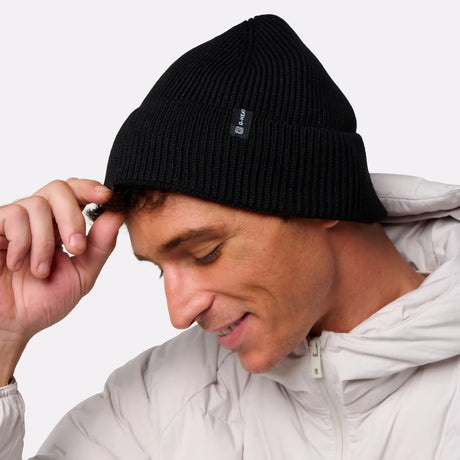 Bonnet noir porté homme