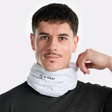 Tour de cou rafraîchissant blanc porté